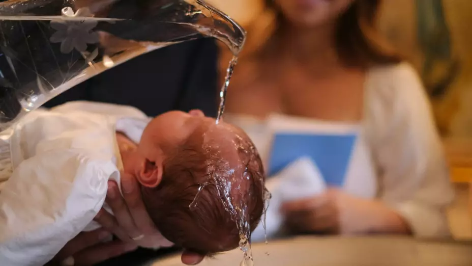 Bebé en ceremonia de bautizo.