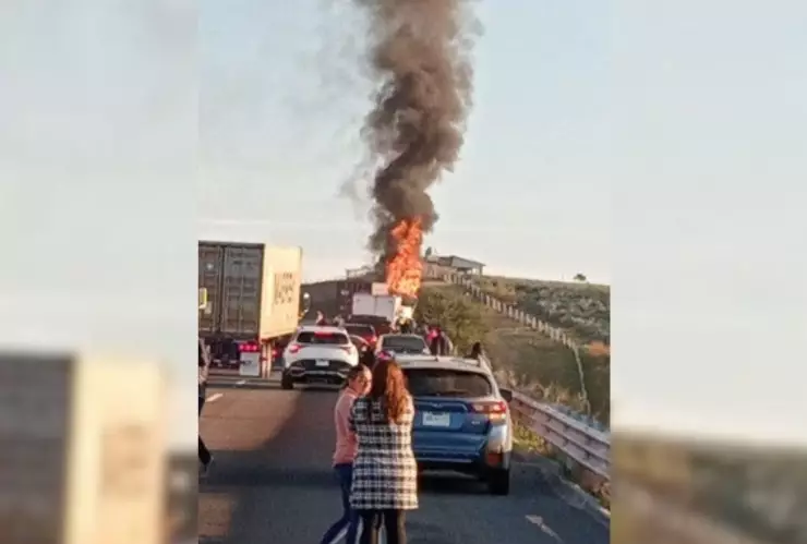 CIERRAN autopista Guadalajara a Colima por devastador incendio de un tráiler