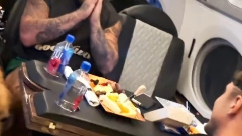 así-se-vivió-impacto-rayo-en-avión-boxeador-jake-paul-video