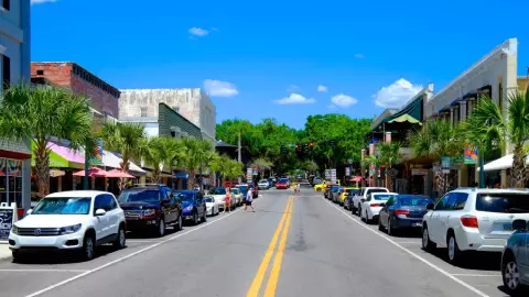 una vista de las pintorescas calles de Mount Dora en Florida. 
