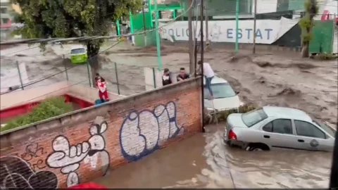 Fuertes lluvias dejan 2 muertos e inundaciones en Ecatepec
