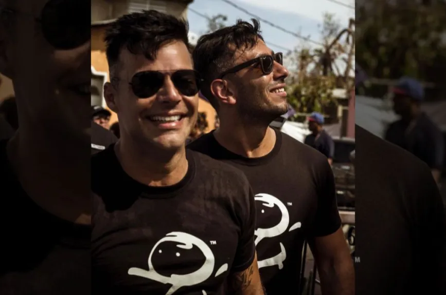 Ricky Martin y su pareja risas.jpg