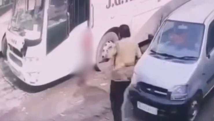 VIDEO SENSIBLE: Menor quedó atrapado y murió aplastado por puerta de autobús; así intentaron salvarle la vida