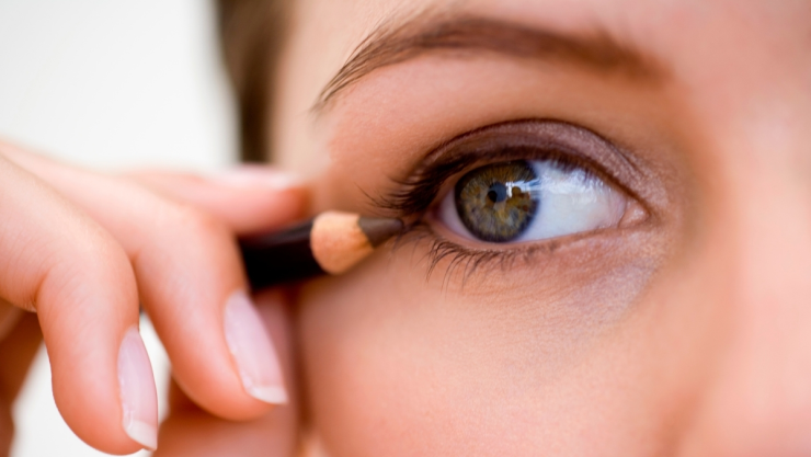 /estilo-de-vida/por-que-aplicar-eyeliner-marron-60-anos