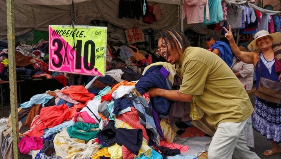 Ropa de paca en el Tianguis de El Salado.