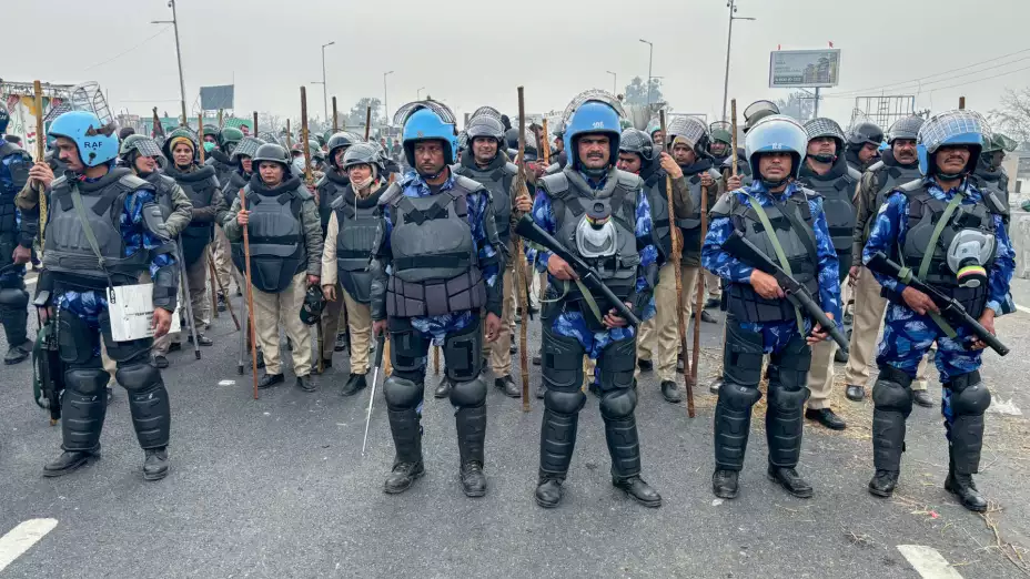 Policías preparados para frenar una protesta de agricultores en India.
