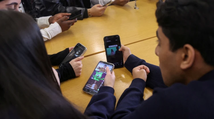 Reino Unido prohíbe redes sociales para menores de 16 años