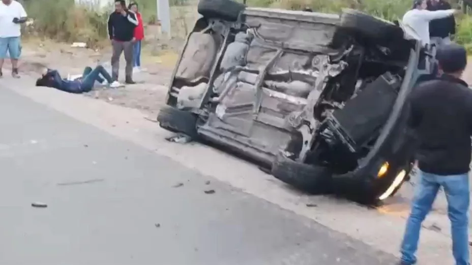  Vehículo vuelca en la carretera a Teopisca 