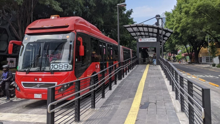 Metrobús CDMX estación cerrada Euzkaro.jpg