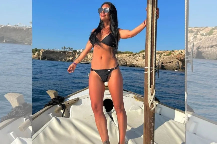 Mariela Sánchez bikini negro.jpg
