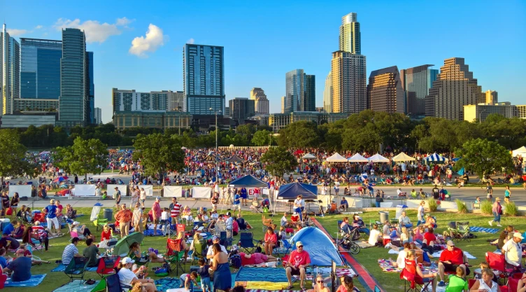 un grupo de personas en la capital de Texas disfrutando de un hermoso día soleado