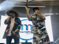 Mr. Fark y Saga rompiendola en el escenario.jpg