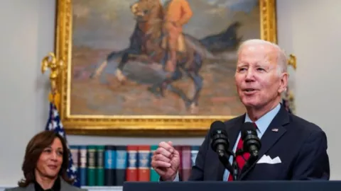 Joe Biden anuncia una app para migrantes que buscan asilo en EU