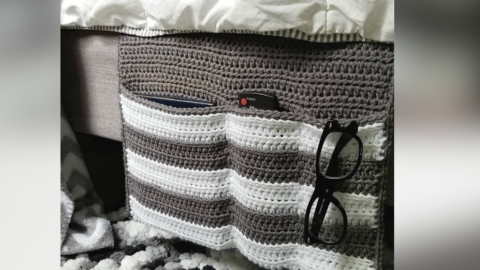 Cómo tejer un organizador de cabecera a crochet para guardar el control, el celular y tus lentes