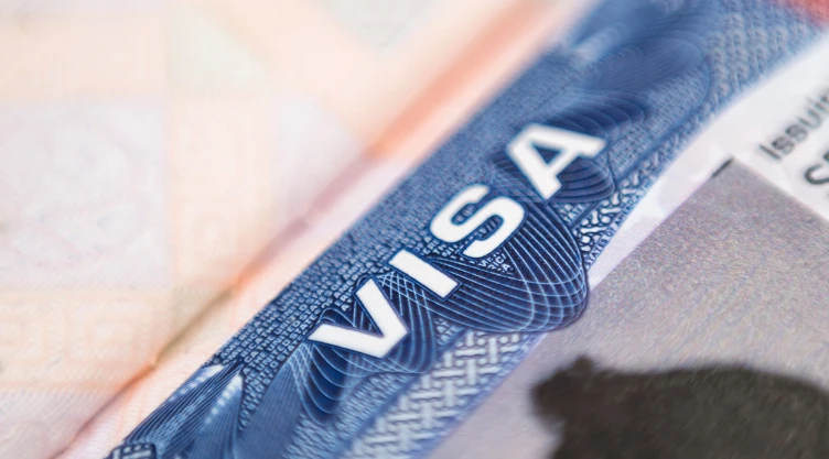 ¿Qué pasa si mi vuelo hace escala en Estados Unidos y no tengo visa?