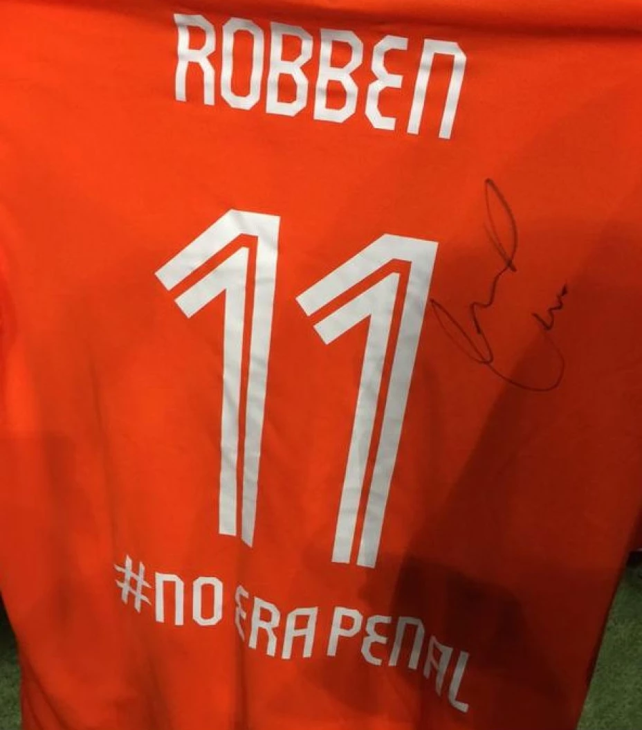 Mexicanos le regalan playera con #NoEraPenal y firma otra a un aficionado