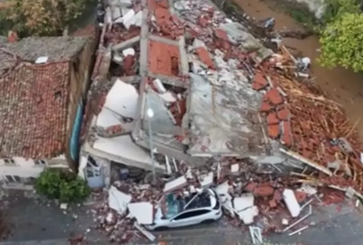 Tres edificios en desuso y una tienda de dos pisos que fueron dañados en un terremoto anterior se derrumbaron.
