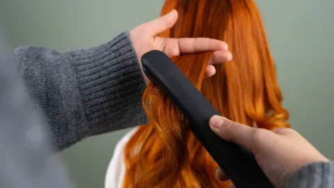 Así proteges tu cabello del daño de calor por la plancha