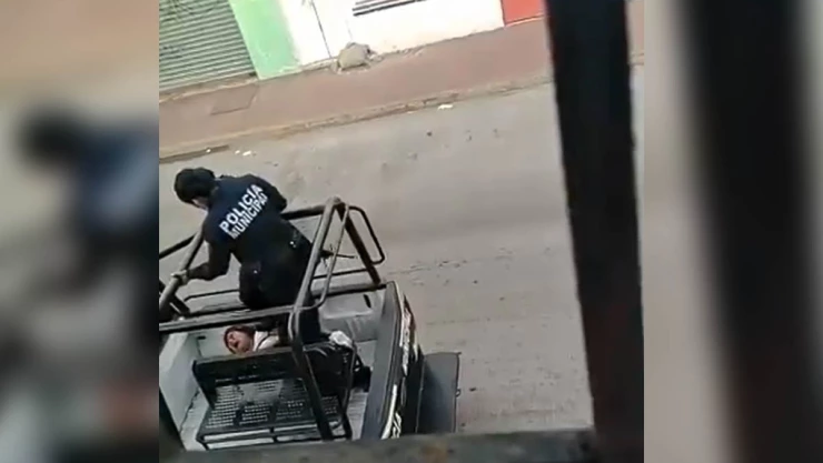 Suspenden a policías que patearon a mujer durante arresto en Tabasco