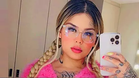 Mona desafía a Instagram y comparte provocativa foto en pequeña lencería