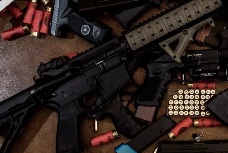 Menor lleva a la escuela un rifle AK-47 de plástico y desata operativo