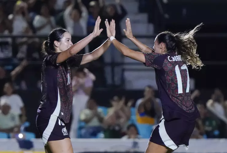 Scarlett Camberos y Christina Burkenroad festejan gol de México.jpg