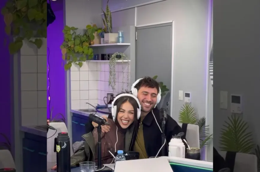 Danna y Lizardo se besan (2).jpg