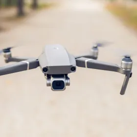Dron impacta contra rostro de conductora de televisión