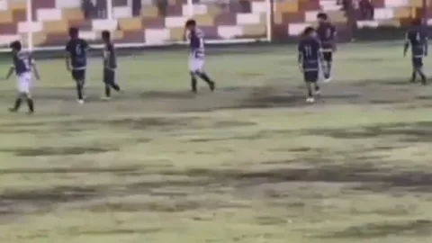 Rayo impacta campo de fútbol