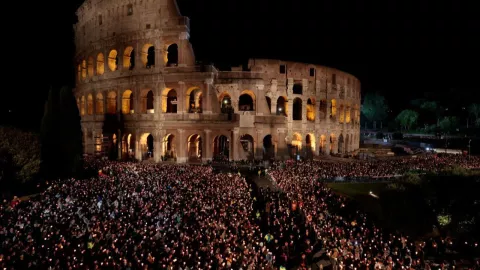 Cómo ver el tradicional Vía Crucis en el Coliseo de Roma