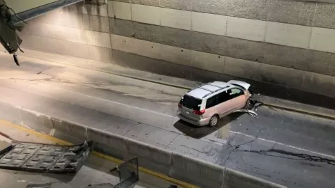 Accidente en Aguascalientes Camioneta cae desde el paso a desnivel en Avenida Universidad hoy 26 de octubre