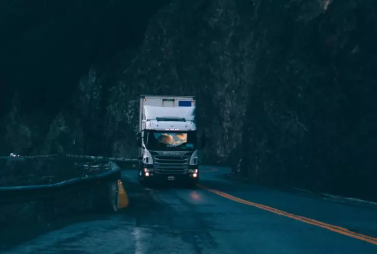 Muere aplastado por caja de tráiler, en Mérida