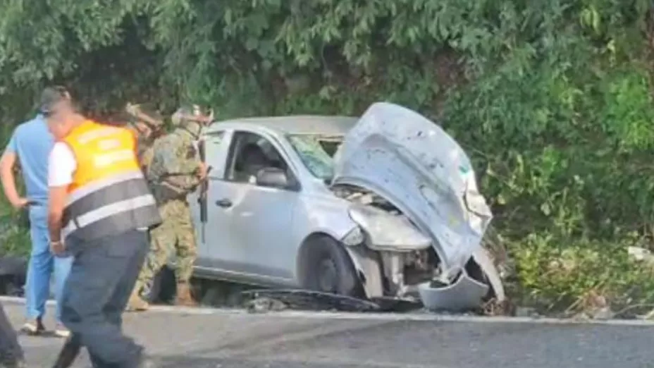 FOTOS: Conductor murió embestido por tráiler tras accidente sobre la carretera México-Tuxpan en Puebla hoy