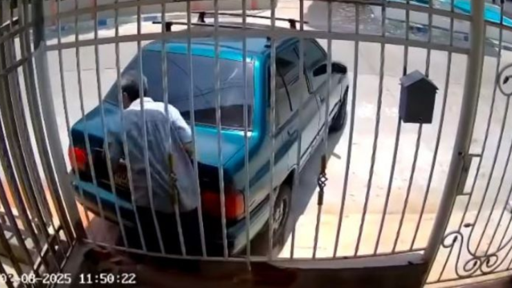 Hombre es aplastado por su coche.