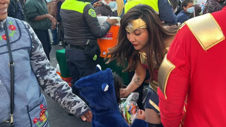 Policía CDMX reparte juguetes en Hospital General