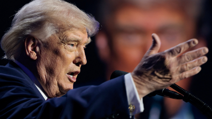 El presidente estadounidense Donald Trump habla durante un evento de Turning Point USA en la iglesia Dream City en Phoenix, Arizona, EE. UU., el 17 de abril de 2026. REUTERS