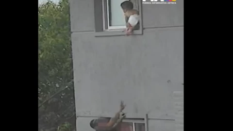 hombre salva a bebé al caer de ventana