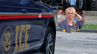 Foto de patrulla de ICE y de mujer que grita que llamen al ICE en partido de beisbol en Milwaukee.