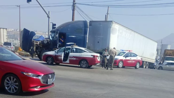 Unidad detenida en Blvd. Los Olivos Sur provoca congestión; autoridades ya atienden