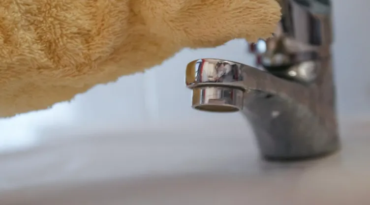 /estilo-de-vida/por-que-no-recomiendan-poner-trapo-grifo-agua
