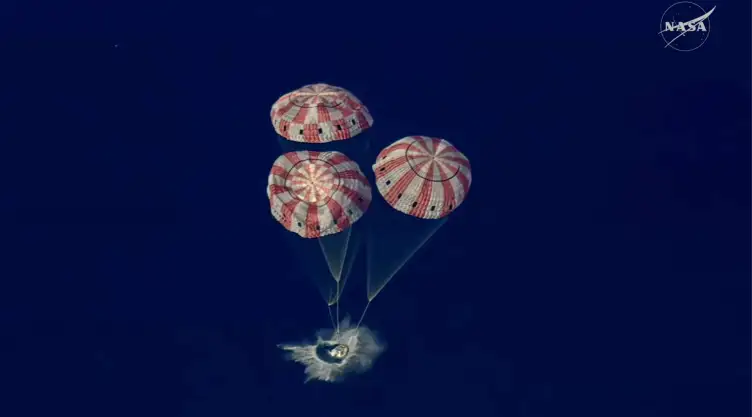 La cápsula Orion de la misión Artemis II ameriza en el Océano Pacífico.