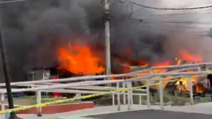 Registran incendio en domicilios afuera del Metro Lindavista