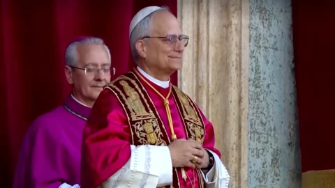 (FOTOS) Así luce el Anillo del Pescador y Palio en el inicio del papado de León XIV