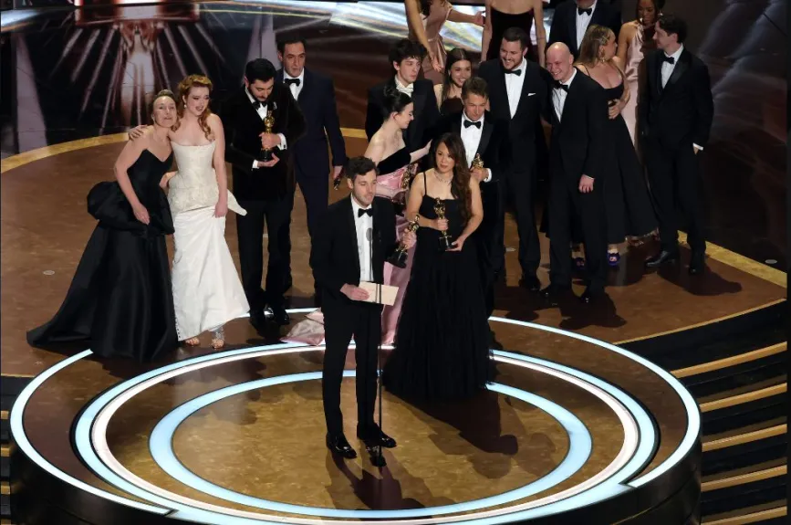 El reparto de ‘Anora’ recibió el Premio Oscar como Mejor Película. | Foto: Kevin Winter/Getty Images