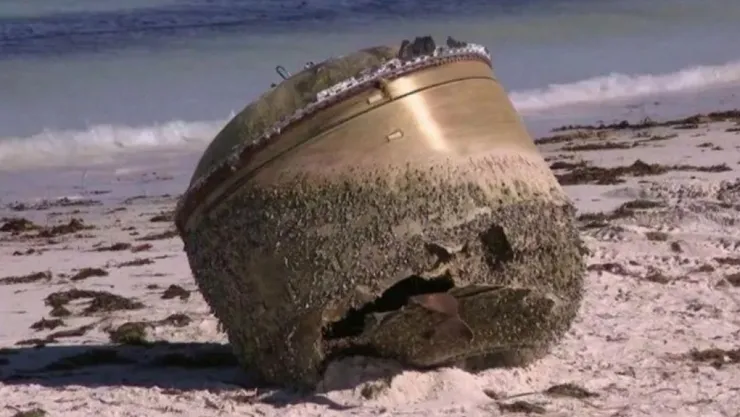 VIDEO Raro objeto metálico en playa Green Head, Australia