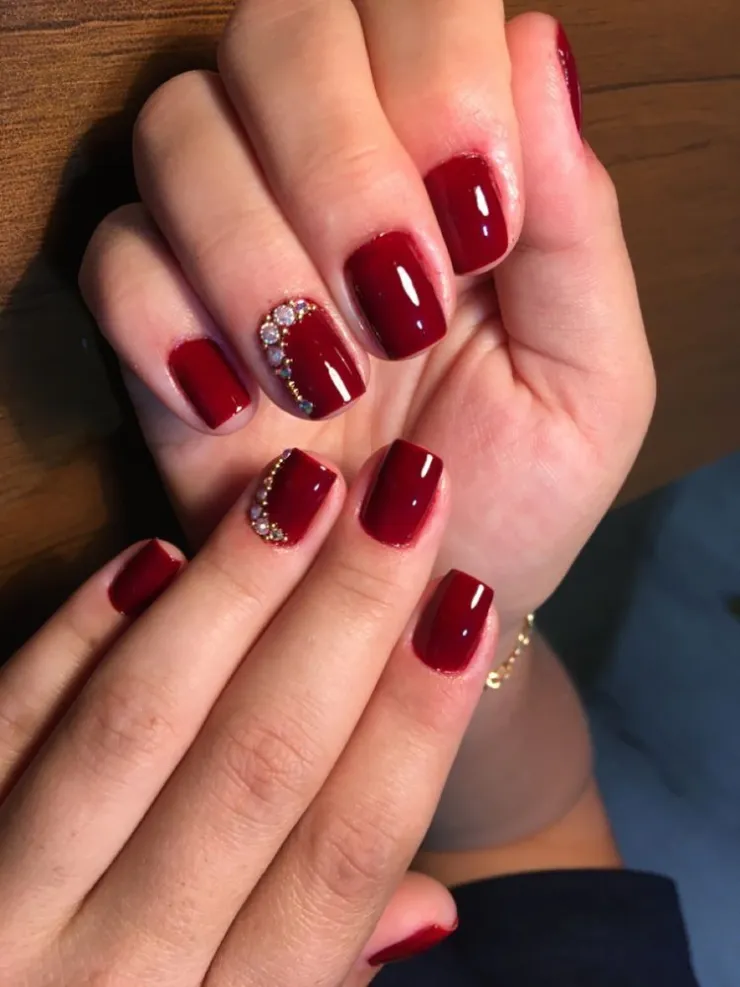 13 diseños de uñas rojas sencillas, pero elegantes: para natación, gym, pádel o atletismo