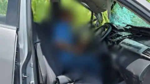 Hombre queda prensado tras choque en carretera de Veracruz