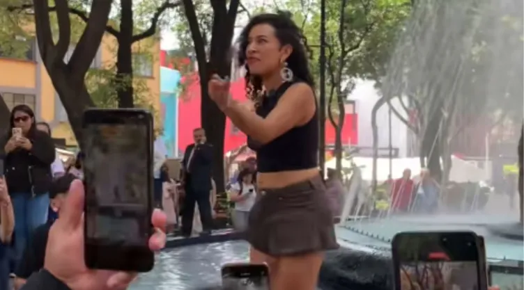 Flor Amargo convierte la Fuente de los Coyotes en escenario y desata polémica en redes