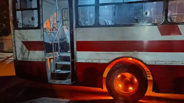 Camión de pasajeros se queda SIN llanta, en Mérida y esto pasó