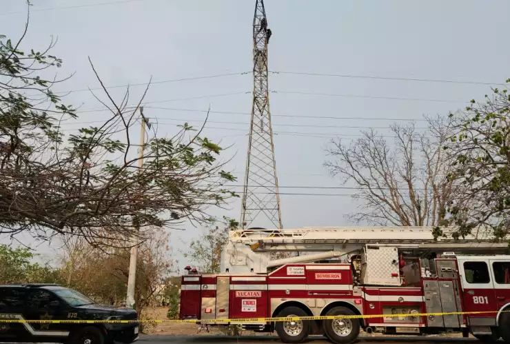 Adolescente sube a torre de electricidad, en Mérida (FOTOS)